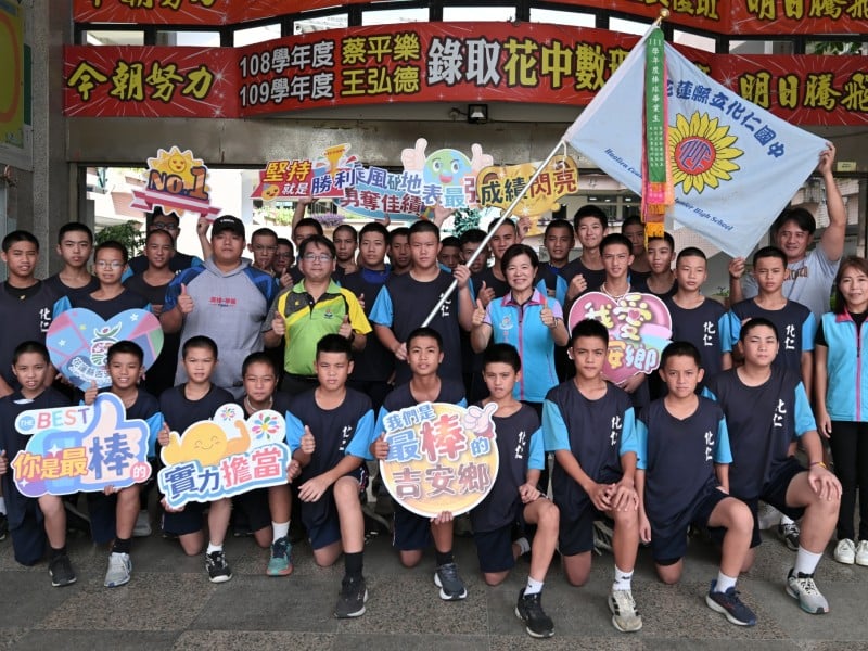 化仁國中將進軍軟式棒球全國賽 游淑貞授旗勉選手勇敢迎接挑戰